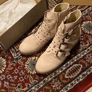 Musse & cloud boot heels